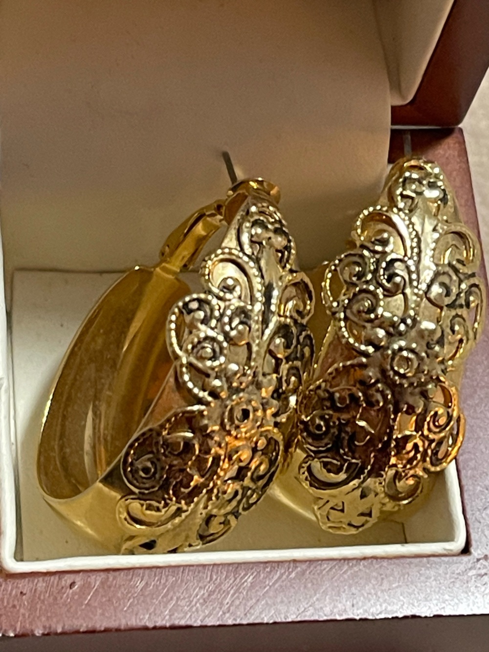 Elegant Gold Filigree Hoop Earrings - Women Jewelry - Picture 2 of 4